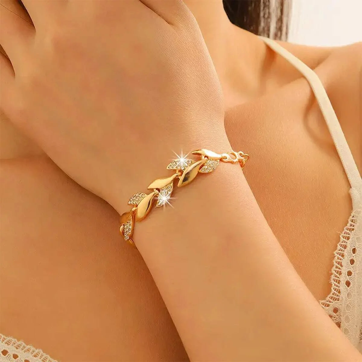 Bracelet Women's Gold Twisted Shining Crystal Stone Pendant